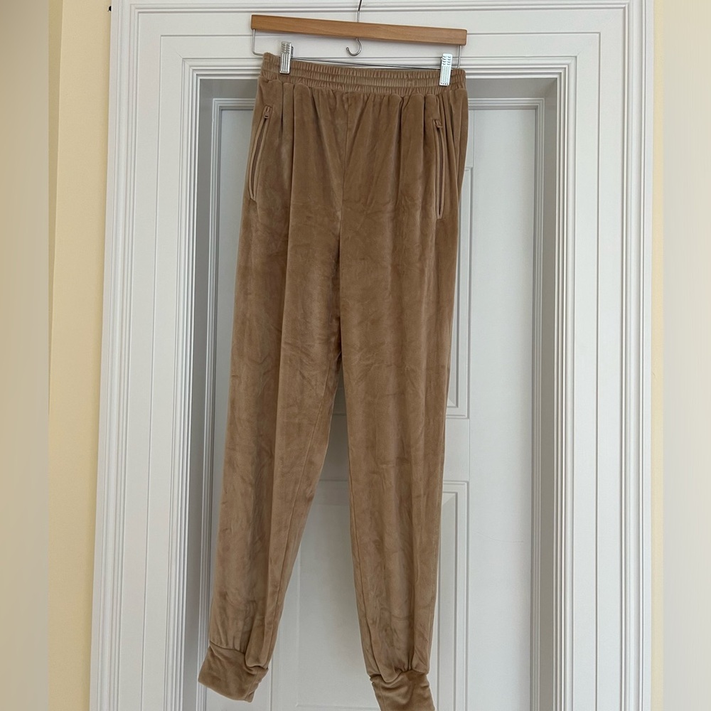 Skims velour sweatpant in honey.
